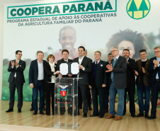 O governador Carlos Massa Ratinho Junior lançou nesta terça-feira (3), no Palácio Iguaçu, o Programa de Apoio ao Cooperativismo da Agricultura Familiar no Paraná - Coopera Paraná