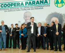 O governador Carlos Massa Ratinho Junior lançou nesta terça-feira (3), no Palácio Iguaçu, o Programa de Apoio ao Cooperativismo da Agricultura Familiar no Paraná - Coopera Paraná