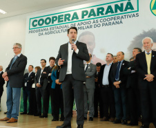 O governador Carlos Massa Ratinho Junior lançou nesta terça-feira (3), no Palácio Iguaçu, o Programa de Apoio ao Cooperativismo da Agricultura Familiar no Paraná - Coopera Paraná