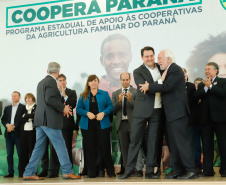 O governador Carlos Massa Ratinho Junior lançou nesta terça-feira (3), no Palácio Iguaçu, o Programa de Apoio ao Cooperativismo da Agricultura Familiar no Paraná - Coopera Paraná