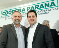 O governador Carlos Massa Ratinho Junior lançou nesta terça-feira (3), no Palácio Iguaçu, o Programa de Apoio ao Cooperativismo da Agricultura Familiar no Paraná - Coopera Paraná