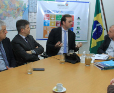 O Governo do Estado deu início nesta terça-feira (03) a mais um projeto inovador. O secretário do Desenvolvimento Urbano e de Obras Pública, João Carlos Ortega, assinou Memorando de Entendimento entre o Paranacidade, o Green Building Council Brasil (GBC BR) e a Fomento Paraná  para transformar as escolas municipais de todo o Estado em geradoras de energia elétrica fotovoltaica e qualificá-las para alcançar a condição de consumo zero de energia de origem externa. Foto: Divulgação/SEDU