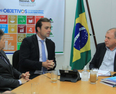 O Governo do Estado deu início nesta terça-feira (03) a mais um projeto inovador. O secretário do Desenvolvimento Urbano e de Obras Pública, João Carlos Ortega, assinou Memorando de Entendimento entre o Paranacidade, o Green Building Council Brasil (GBC BR) e a Fomento Paraná  para transformar as escolas municipais de todo o Estado em geradoras de energia elétrica fotovoltaica e qualificá-las para alcançar a condição de consumo zero de energia de origem externa. Foto: Divulgação/SEDU