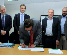 O Governo do Estado deu início nesta terça-feira (03) a mais um projeto inovador. O secretário do Desenvolvimento Urbano e de Obras Pública, João Carlos Ortega, assinou Memorando de Entendimento entre o Paranacidade, o Green Building Council Brasil (GBC BR) e a Fomento Paraná  para transformar as escolas municipais de todo o Estado em geradoras de energia elétrica fotovoltaica e qualificá-las para alcançar a condição de consumo zero de energia de origem externa. Foto: Divulgação/SEDU