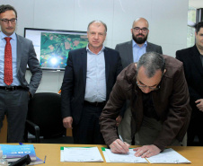 O Governo do Estado deu início nesta terça-feira (03) a mais um projeto inovador. O secretário do Desenvolvimento Urbano e de Obras Pública, João Carlos Ortega, assinou Memorando de Entendimento entre o Paranacidade, o Green Building Council Brasil (GBC BR) e a Fomento Paraná  para transformar as escolas municipais de todo o Estado em geradoras de energia elétrica fotovoltaica e qualificá-las para alcançar a condição de consumo zero de energia de origem externa. Foto: Divulgação/SEDU