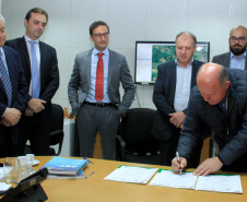 O Governo do Estado deu início nesta terça-feira (03) a mais um projeto inovador. O secretário do Desenvolvimento Urbano e de Obras Pública, João Carlos Ortega, assinou Memorando de Entendimento entre o Paranacidade, o Green Building Council Brasil (GBC BR) e a Fomento Paraná  para transformar as escolas municipais de todo o Estado em geradoras de energia elétrica fotovoltaica e qualificá-las para alcançar a condição de consumo zero de energia de origem externa. Foto: Divulgação/SEDU