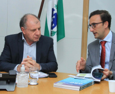 O Governo do Estado deu início nesta terça-feira (03) a mais um projeto inovador. O secretário do Desenvolvimento Urbano e de Obras Pública, João Carlos Ortega, assinou Memorando de Entendimento entre o Paranacidade, o Green Building Council Brasil (GBC BR) e a Fomento Paraná  para transformar as escolas municipais de todo o Estado em geradoras de energia elétrica fotovoltaica e qualificá-las para alcançar a condição de consumo zero de energia de origem externa. Foto: Divulgação/SEDU