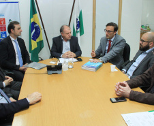 O Governo do Estado deu início nesta terça-feira (03) a mais um projeto inovador. O secretário do Desenvolvimento Urbano e de Obras Pública, João Carlos Ortega, assinou Memorando de Entendimento entre o Paranacidade, o Green Building Council Brasil (GBC BR) e a Fomento Paraná  para transformar as escolas municipais de todo o Estado em geradoras de energia elétrica fotovoltaica e qualificá-las para alcançar a condição de consumo zero de energia de origem externa. Foto: Divulgação/SEDU