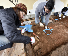 A equipe do Departamento de Arqueologia do Museu Paranaense vem desenvolvendo pesquisas arqueológicas no entorno do Palácio Belvedere, prédio histórico localizado na Praça João Cândido, Alto São Francisco, em Curitiba, e que está sendo revitalizado pela prefeitura da capital. Desde o início das escavações, em agosto, já foram encontrados fragmentos de ossos, de cerâmica, e até mesmo ossadas inteiras, muito bem preservadas. Foto:Kraw Penas/SECC