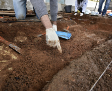 A equipe do Departamento de Arqueologia do Museu Paranaense vem desenvolvendo pesquisas arqueológicas no entorno do Palácio Belvedere, prédio histórico localizado na Praça João Cândido, Alto São Francisco, em Curitiba, e que está sendo revitalizado pela prefeitura da capital. Desde o início das escavações, em agosto, já foram encontrados fragmentos de ossos, de cerâmica, e até mesmo ossadas inteiras, muito bem preservadas. Foto:Kraw Penas/SECC