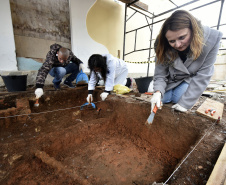 A equipe do Departamento de Arqueologia do Museu Paranaense vem desenvolvendo pesquisas arqueológicas no entorno do Palácio Belvedere, prédio histórico localizado na Praça João Cândido, Alto São Francisco, em Curitiba, e que está sendo revitalizado pela prefeitura da capital. Desde o início das escavações, em agosto, já foram encontrados fragmentos de ossos, de cerâmica, e até mesmo ossadas inteiras, muito bem preservadas. Foto:Kraw Penas/SECC