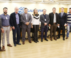 A ampliação do serviço de coleta e tratamento de esgoto em Sapopema foi um dos assuntos da reunião do prefeito Paulinho Branco com diretores da Sanepar, nesta semana. Já foram investidos R$ 7,1 milhões na implantação do serviço na cidade e estão previstos mais R$ 5,5 milhões para aumentar o número de famílias atendidas com esgotamento sanitário.Foto: Divulgação/Sanepar