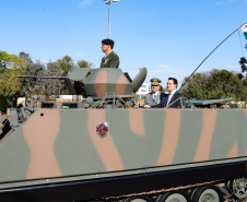 Aproximadamente 20 mil pessoas acompanharam neste sábado (7), em Curitiba, o desfile cívico-militar que comemora os 197 anos da Proclamação da Independência, segundo estimativas da Polícia Militar do Paraná. O governador Carlos Massa Ratinho Junior assistiu a solenidade de 7 de Setembro na Avenida Cândido de Abreu, acompanhado de sua família, do comandante da 5ª Divisão do Exército, general de divisão José Russo Assumpção Delgado, do vice-governador Darci Piana e de diversas autoridades.