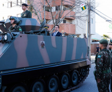Aproximadamente 20 mil pessoas acompanharam neste sábado (7), em Curitiba, o desfile cívico-militar que comemora os 197 anos da Proclamação da Independência, segundo estimativas da Polícia Militar do Paraná. O governador Carlos Massa Ratinho Junior assistiu a solenidade de 7 de Setembro na Avenida Cândido de Abreu, acompanhado de sua família, do comandante da 5ª Divisão do Exército, general de divisão José Russo Assumpção Delgado, do vice-governador Darci Piana e de diversas autoridades.