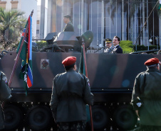 Aproximadamente 20 mil pessoas acompanharam neste sábado (7), em Curitiba, o desfile cívico-militar que comemora os 197 anos da Proclamação da Independência, segundo estimativas da Polícia Militar do Paraná. O governador Carlos Massa Ratinho Junior assistiu a solenidade de 7 de Setembro na Avenida Cândido de Abreu, acompanhado de sua família, do comandante da 5ª Divisão do Exército, general de divisão José Russo Assumpção Delgado, do vice-governador Darci Piana e de diversas autoridades.