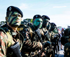 Aproximadamente 20 mil pessoas acompanharam neste sábado (7), em Curitiba, o desfile cívico-militar que comemora os 197 anos da Proclamação da Independência, segundo estimativas da Polícia Militar do Paraná. O governador Carlos Massa Ratinho Junior assistiu a solenidade de 7 de Setembro na Avenida Cândido de Abreu, acompanhado de sua família, do comandante da 5ª Divisão do Exército, general de divisão José Russo Assumpção Delgado, do vice-governador Darci Piana e de diversas autoridades.