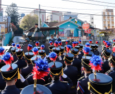 Aproximadamente 20 mil pessoas acompanharam neste sábado (7), em Curitiba, o desfile cívico-militar que comemora os 197 anos da Proclamação da Independência, segundo estimativas da Polícia Militar do Paraná. O governador Carlos Massa Ratinho Junior assistiu a solenidade de 7 de Setembro na Avenida Cândido de Abreu, acompanhado de sua família, do comandante da 5ª Divisão do Exército, general de divisão José Russo Assumpção Delgado, do vice-governador Darci Piana e de diversas autoridades.