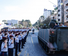Aproximadamente 20 mil pessoas acompanharam neste sábado (7), em Curitiba, o desfile cívico-militar que comemora os 197 anos da Proclamação da Independência, segundo estimativas da Polícia Militar do Paraná. O governador Carlos Massa Ratinho Junior assistiu a solenidade de 7 de Setembro na Avenida Cândido de Abreu, acompanhado de sua família, do comandante da 5ª Divisão do Exército, general de divisão José Russo Assumpção Delgado, do vice-governador Darci Piana e de diversas autoridades.