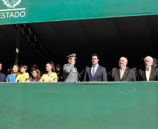 Aproximadamente 20 mil pessoas acompanharam neste sábado (7), em Curitiba, o desfile cívico-militar que comemora os 197 anos da Proclamação da Independência, segundo estimativas da Polícia Militar do Paraná. O governador Carlos Massa Ratinho Junior assistiu a solenidade de 7 de Setembro na Avenida Cândido de Abreu, acompanhado de sua família, do comandante da 5ª Divisão do Exército, general de divisão José Russo Assumpção Delgado, do vice-governador Darci Piana e de diversas autoridades.
