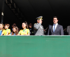Aproximadamente 20 mil pessoas acompanharam neste sábado (7), em Curitiba, o desfile cívico-militar que comemora os 197 anos da Proclamação da Independência, segundo estimativas da Polícia Militar do Paraná. O governador Carlos Massa Ratinho Junior assistiu a solenidade de 7 de Setembro na Avenida Cândido de Abreu, acompanhado de sua família, do comandante da 5ª Divisão do Exército, general de divisão José Russo Assumpção Delgado, do vice-governador Darci Piana e de diversas autoridades.