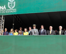 Aproximadamente 20 mil pessoas acompanharam neste sábado (7), em Curitiba, o desfile cívico-militar que comemora os 197 anos da Proclamação da Independência, segundo estimativas da Polícia Militar do Paraná. O governador Carlos Massa Ratinho Junior assistiu a solenidade de 7 de Setembro na Avenida Cândido de Abreu, acompanhado de sua família, do comandante da 5ª Divisão do Exército, general de divisão José Russo Assumpção Delgado, do vice-governador Darci Piana e de diversas autoridades.