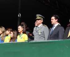 Aproximadamente 20 mil pessoas acompanharam neste sábado (7), em Curitiba, o desfile cívico-militar que comemora os 197 anos da Proclamação da Independência, segundo estimativas da Polícia Militar do Paraná. O governador Carlos Massa Ratinho Junior assistiu a solenidade de 7 de Setembro na Avenida Cândido de Abreu, acompanhado de sua família, do comandante da 5ª Divisão do Exército, general de divisão José Russo Assumpção Delgado, do vice-governador Darci Piana e de diversas autoridades.