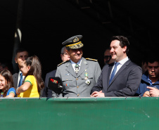 Aproximadamente 20 mil pessoas acompanharam neste sábado (7), em Curitiba, o desfile cívico-militar que comemora os 197 anos da Proclamação da Independência, segundo estimativas da Polícia Militar do Paraná. O governador Carlos Massa Ratinho Junior assistiu a solenidade de 7 de Setembro na Avenida Cândido de Abreu, acompanhado de sua família, do comandante da 5ª Divisão do Exército, general de divisão José Russo Assumpção Delgado, do vice-governador Darci Piana e de diversas autoridades.