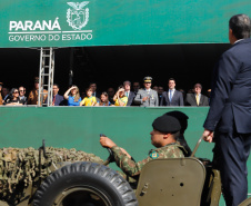 Aproximadamente 20 mil pessoas acompanharam neste sábado (7), em Curitiba, o desfile cívico-militar que comemora os 197 anos da Proclamação da Independência, segundo estimativas da Polícia Militar do Paraná. O governador Carlos Massa Ratinho Junior assistiu a solenidade de 7 de Setembro na Avenida Cândido de Abreu, acompanhado de sua família, do comandante da 5ª Divisão do Exército, general de divisão José Russo Assumpção Delgado, do vice-governador Darci Piana e de diversas autoridades.