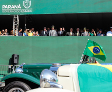 Aproximadamente 20 mil pessoas acompanharam neste sábado (7), em Curitiba, o desfile cívico-militar que comemora os 197 anos da Proclamação da Independência, segundo estimativas da Polícia Militar do Paraná. O governador Carlos Massa Ratinho Junior assistiu a solenidade de 7 de Setembro na Avenida Cândido de Abreu, acompanhado de sua família, do comandante da 5ª Divisão do Exército, general de divisão José Russo Assumpção Delgado, do vice-governador Darci Piana e de diversas autoridades.