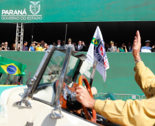 Aproximadamente 20 mil pessoas acompanharam neste sábado (7), em Curitiba, o desfile cívico-militar que comemora os 197 anos da Proclamação da Independência, segundo estimativas da Polícia Militar do Paraná. O governador Carlos Massa Ratinho Junior assistiu a solenidade de 7 de Setembro na Avenida Cândido de Abreu, acompanhado de sua família, do comandante da 5ª Divisão do Exército, general de divisão José Russo Assumpção Delgado, do vice-governador Darci Piana e de diversas autoridades.