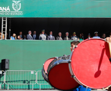 Aproximadamente 20 mil pessoas acompanharam neste sábado (7), em Curitiba, o desfile cívico-militar que comemora os 197 anos da Proclamação da Independência, segundo estimativas da Polícia Militar do Paraná. O governador Carlos Massa Ratinho Junior assistiu a solenidade de 7 de Setembro na Avenida Cândido de Abreu, acompanhado de sua família, do comandante da 5ª Divisão do Exército, general de divisão José Russo Assumpção Delgado, do vice-governador Darci Piana e de diversas autoridades.