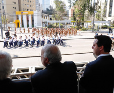 Aproximadamente 20 mil pessoas acompanharam neste sábado (7), em Curitiba, o desfile cívico-militar que comemora os 197 anos da Proclamação da Independência, segundo estimativas da Polícia Militar do Paraná. O governador Carlos Massa Ratinho Junior assistiu a solenidade de 7 de Setembro na Avenida Cândido de Abreu, acompanhado de sua família, do comandante da 5ª Divisão do Exército, general de divisão José Russo Assumpção Delgado, do vice-governador Darci Piana e de diversas autoridades.