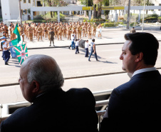 Aproximadamente 20 mil pessoas acompanharam neste sábado (7), em Curitiba, o desfile cívico-militar que comemora os 197 anos da Proclamação da Independência, segundo estimativas da Polícia Militar do Paraná. O governador Carlos Massa Ratinho Junior assistiu a solenidade de 7 de Setembro na Avenida Cândido de Abreu, acompanhado de sua família, do comandante da 5ª Divisão do Exército, general de divisão José Russo Assumpção Delgado, do vice-governador Darci Piana e de diversas autoridades.
