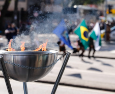 Aproximadamente 20 mil pessoas acompanharam neste sábado (7), em Curitiba, o desfile cívico-militar que comemora os 197 anos da Proclamação da Independência, segundo estimativas da Polícia Militar do Paraná. O governador Carlos Massa Ratinho Junior assistiu a solenidade de 7 de Setembro na Avenida Cândido de Abreu, acompanhado de sua família, do comandante da 5ª Divisão do Exército, general de divisão José Russo Assumpção Delgado, do vice-governador Darci Piana e de diversas autoridades.