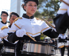 Aproximadamente 20 mil pessoas acompanharam neste sábado (7), em Curitiba, o desfile cívico-militar que comemora os 197 anos da Proclamação da Independência, segundo estimativas da Polícia Militar do Paraná. O governador Carlos Massa Ratinho Junior assistiu a solenidade de 7 de Setembro na Avenida Cândido de Abreu, acompanhado de sua família, do comandante da 5ª Divisão do Exército, general de divisão José Russo Assumpção Delgado, do vice-governador Darci Piana e de diversas autoridades.