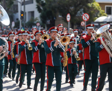 Aproximadamente 20 mil pessoas acompanharam neste sábado (7), em Curitiba, o desfile cívico-militar que comemora os 197 anos da Proclamação da Independência, segundo estimativas da Polícia Militar do Paraná. O governador Carlos Massa Ratinho Junior assistiu a solenidade de 7 de Setembro na Avenida Cândido de Abreu, acompanhado de sua família, do comandante da 5ª Divisão do Exército, general de divisão José Russo Assumpção Delgado, do vice-governador Darci Piana e de diversas autoridades.