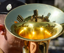 Aproximadamente 20 mil pessoas acompanharam neste sábado (7), em Curitiba, o desfile cívico-militar que comemora os 197 anos da Proclamação da Independência, segundo estimativas da Polícia Militar do Paraná. O governador Carlos Massa Ratinho Junior assistiu a solenidade de 7 de Setembro na Avenida Cândido de Abreu, acompanhado de sua família, do comandante da 5ª Divisão do Exército, general de divisão José Russo Assumpção Delgado, do vice-governador Darci Piana e de diversas autoridades.