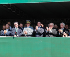 Aproximadamente 20 mil pessoas acompanharam neste sábado (7), em Curitiba, o desfile cívico-militar que comemora os 197 anos da Proclamação da Independência, segundo estimativas da Polícia Militar do Paraná. O governador Carlos Massa Ratinho Junior assistiu a solenidade de 7 de Setembro na Avenida Cândido de Abreu, acompanhado de sua família, do comandante da 5ª Divisão do Exército, general de divisão José Russo Assumpção Delgado, do vice-governador Darci Piana e de diversas autoridades.