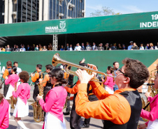 Aproximadamente 20 mil pessoas acompanharam neste sábado (7), em Curitiba, o desfile cívico-militar que comemora os 197 anos da Proclamação da Independência, segundo estimativas da Polícia Militar do Paraná. O governador Carlos Massa Ratinho Junior assistiu a solenidade de 7 de Setembro na Avenida Cândido de Abreu, acompanhado de sua família, do comandante da 5ª Divisão do Exército, general de divisão José Russo Assumpção Delgado, do vice-governador Darci Piana e de diversas autoridades.