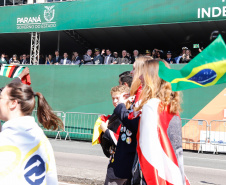 Aproximadamente 20 mil pessoas acompanharam neste sábado (7), em Curitiba, o desfile cívico-militar que comemora os 197 anos da Proclamação da Independência, segundo estimativas da Polícia Militar do Paraná. O governador Carlos Massa Ratinho Junior assistiu a solenidade de 7 de Setembro na Avenida Cândido de Abreu, acompanhado de sua família, do comandante da 5ª Divisão do Exército, general de divisão José Russo Assumpção Delgado, do vice-governador Darci Piana e de diversas autoridades.