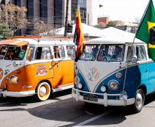 Aproximadamente 20 mil pessoas acompanharam neste sábado (7), em Curitiba, o desfile cívico-militar que comemora os 197 anos da Proclamação da Independência, segundo estimativas da Polícia Militar do Paraná. O governador Carlos Massa Ratinho Junior assistiu a solenidade de 7 de Setembro na Avenida Cândido de Abreu, acompanhado de sua família, do comandante da 5ª Divisão do Exército, general de divisão José Russo Assumpção Delgado, do vice-governador Darci Piana e de diversas autoridades.