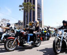 Aproximadamente 20 mil pessoas acompanharam neste sábado (7), em Curitiba, o desfile cívico-militar que comemora os 197 anos da Proclamação da Independência, segundo estimativas da Polícia Militar do Paraná. O governador Carlos Massa Ratinho Junior assistiu a solenidade de 7 de Setembro na Avenida Cândido de Abreu, acompanhado de sua família, do comandante da 5ª Divisão do Exército, general de divisão José Russo Assumpção Delgado, do vice-governador Darci Piana e de diversas autoridades.