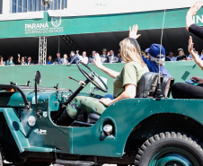 Aproximadamente 20 mil pessoas acompanharam neste sábado (7), em Curitiba, o desfile cívico-militar que comemora os 197 anos da Proclamação da Independência, segundo estimativas da Polícia Militar do Paraná. O governador Carlos Massa Ratinho Junior assistiu a solenidade de 7 de Setembro na Avenida Cândido de Abreu, acompanhado de sua família, do comandante da 5ª Divisão do Exército, general de divisão José Russo Assumpção Delgado, do vice-governador Darci Piana e de diversas autoridades.