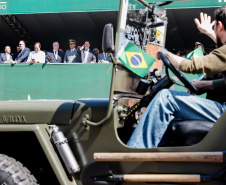 Aproximadamente 20 mil pessoas acompanharam neste sábado (7), em Curitiba, o desfile cívico-militar que comemora os 197 anos da Proclamação da Independência, segundo estimativas da Polícia Militar do Paraná. O governador Carlos Massa Ratinho Junior assistiu a solenidade de 7 de Setembro na Avenida Cândido de Abreu, acompanhado de sua família, do comandante da 5ª Divisão do Exército, general de divisão José Russo Assumpção Delgado, do vice-governador Darci Piana e de diversas autoridades.
