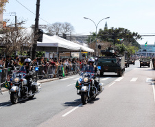 Aproximadamente 20 mil pessoas acompanharam neste sábado (7), em Curitiba, o desfile cívico-militar que comemora os 197 anos da Proclamação da Independência, segundo estimativas da Polícia Militar do Paraná. O governador Carlos Massa Ratinho Junior assistiu a solenidade de 7 de Setembro na Avenida Cândido de Abreu, acompanhado de sua família, do comandante da 5ª Divisão do Exército, general de divisão José Russo Assumpção Delgado, do vice-governador Darci Piana e de diversas autoridades.