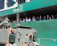 Aproximadamente 20 mil pessoas acompanharam neste sábado (7), em Curitiba, o desfile cívico-militar que comemora os 197 anos da Proclamação da Independência, segundo estimativas da Polícia Militar do Paraná. O governador Carlos Massa Ratinho Junior assistiu a solenidade de 7 de Setembro na Avenida Cândido de Abreu, acompanhado de sua família, do comandante da 5ª Divisão do Exército, general de divisão José Russo Assumpção Delgado, do vice-governador Darci Piana e de diversas autoridades.