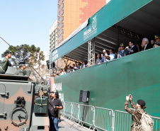Aproximadamente 20 mil pessoas acompanharam neste sábado (7), em Curitiba, o desfile cívico-militar que comemora os 197 anos da Proclamação da Independência, segundo estimativas da Polícia Militar do Paraná. O governador Carlos Massa Ratinho Junior assistiu a solenidade de 7 de Setembro na Avenida Cândido de Abreu, acompanhado de sua família, do comandante da 5ª Divisão do Exército, general de divisão José Russo Assumpção Delgado, do vice-governador Darci Piana e de diversas autoridades.