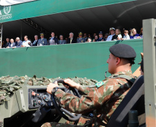 Aproximadamente 20 mil pessoas acompanharam neste sábado (7), em Curitiba, o desfile cívico-militar que comemora os 197 anos da Proclamação da Independência, segundo estimativas da Polícia Militar do Paraná. O governador Carlos Massa Ratinho Junior assistiu a solenidade de 7 de Setembro na Avenida Cândido de Abreu, acompanhado de sua família, do comandante da 5ª Divisão do Exército, general de divisão José Russo Assumpção Delgado, do vice-governador Darci Piana e de diversas autoridades.