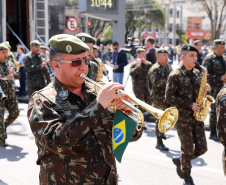 Aproximadamente 20 mil pessoas acompanharam neste sábado (7), em Curitiba, o desfile cívico-militar que comemora os 197 anos da Proclamação da Independência, segundo estimativas da Polícia Militar do Paraná. O governador Carlos Massa Ratinho Junior assistiu a solenidade de 7 de Setembro na Avenida Cândido de Abreu, acompanhado de sua família, do comandante da 5ª Divisão do Exército, general de divisão José Russo Assumpção Delgado, do vice-governador Darci Piana e de diversas autoridades.