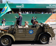 Aproximadamente 20 mil pessoas acompanharam neste sábado (7), em Curitiba, o desfile cívico-militar que comemora os 197 anos da Proclamação da Independência, segundo estimativas da Polícia Militar do Paraná. O governador Carlos Massa Ratinho Junior assistiu a solenidade de 7 de Setembro na Avenida Cândido de Abreu, acompanhado de sua família, do comandante da 5ª Divisão do Exército, general de divisão José Russo Assumpção Delgado, do vice-governador Darci Piana e de diversas autoridades.
